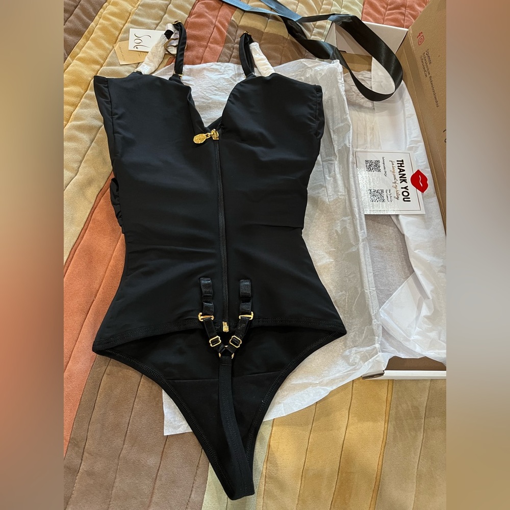 Bodysuit brand new, I didn’t try it on,the bust is big for me